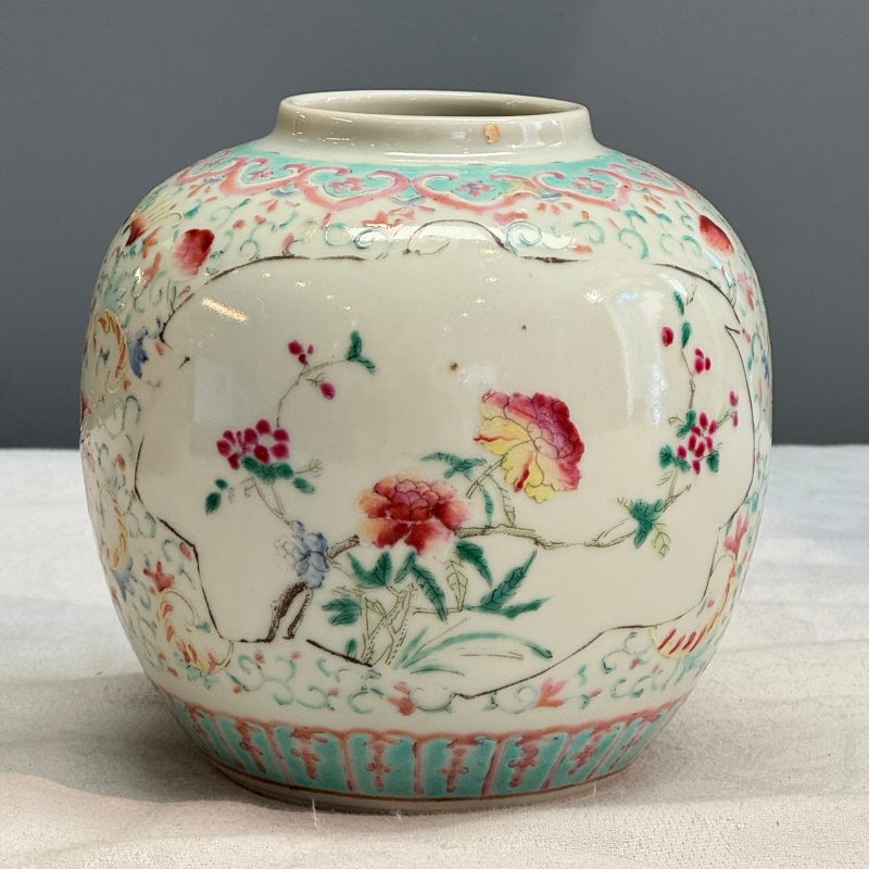 Three Chinese famille rose, verte and iron-red-decorated jars, one mounted as a lamp - 图35