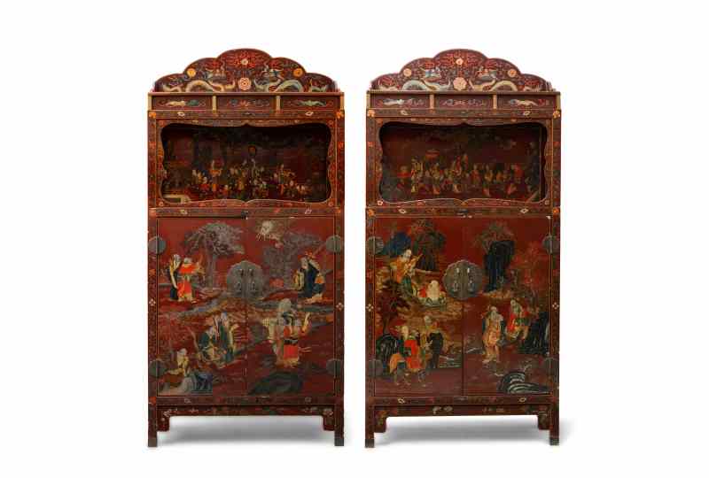A pair of square-corner red, polychrome and gilt lacquer display cabinets, Lianggegui - 图1