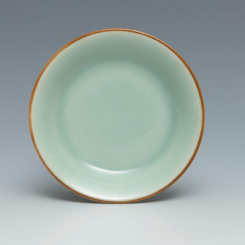 A small celadon-glazed dish, Qianlong mark and of the period (1736-1795) - 图2