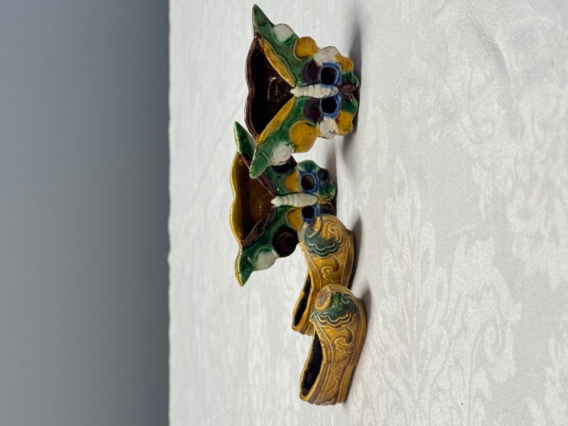 A pair of Chinese famille verte sancai biscuit 'Butterfly' water pots and a pair of shoes - 图14