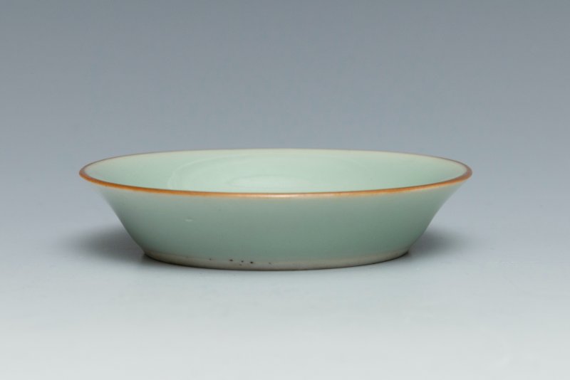 A small celadon-glazed dish, Qianlong mark and of the period (1736-1795) - 图4