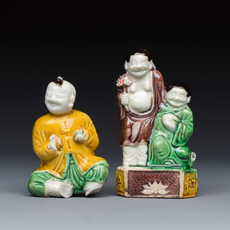 A Chinese famille verte sancai biscuit model of a seated boy and a 'He He Er Xian' group - 图2