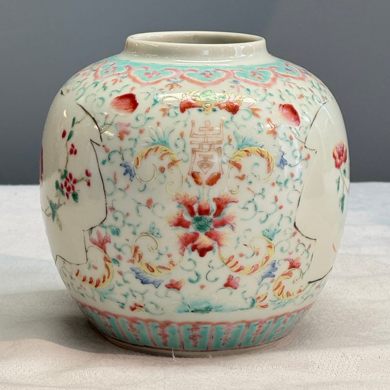 Three Chinese famille rose, verte and iron-red-decorated jars, one mounted as a lamp - 图36