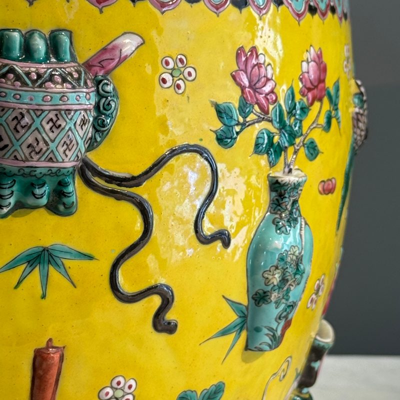 A pair of Chinese famille rose yellow-ground 'Antiquities' fish bowls with applied relief design - 图10