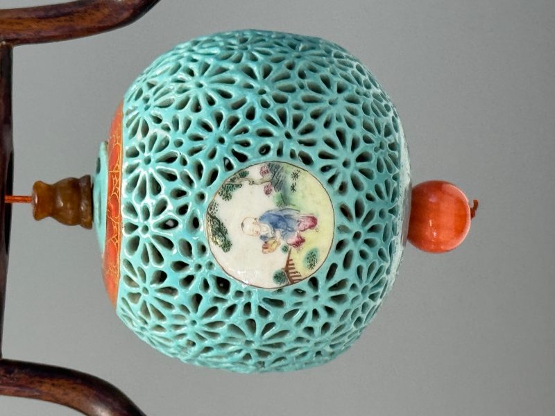 A Chinese famille rose turquoise-ground reticulated incense ball and cover, and a wooden stand - 图8