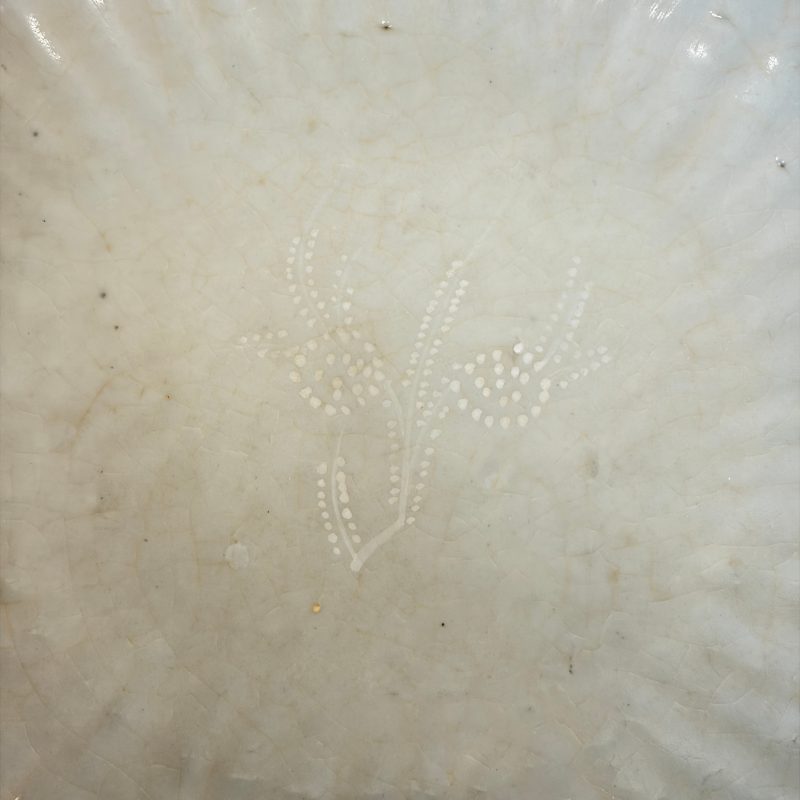 A Chinese Swatow slip-decorated white-ground dish - 图8