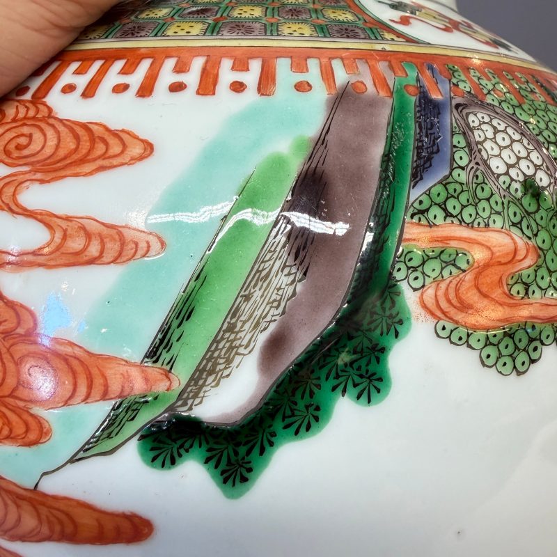 A Chinese famille verte 'Scholars and Court Ladies' baluster vase and cover - 图17