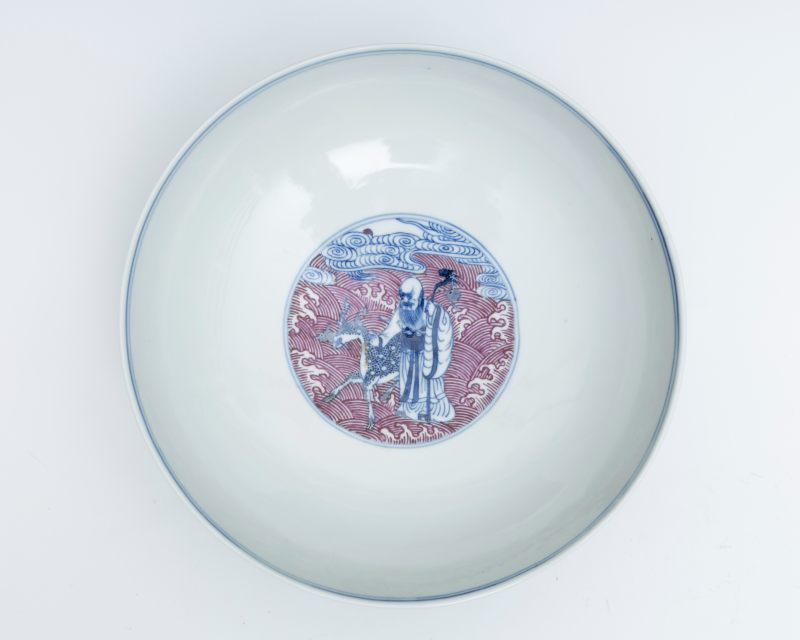 A pair of underglaze-blue and puce-enamelled 'Immortals' bowls, Guangxu mark and of the period (1875-1908) - 图9