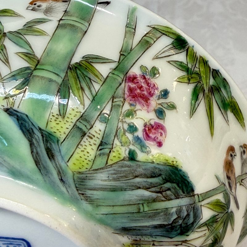 A pair of Chinese famille rose shallow bowls with birds among bamboo, and bats - 图16
