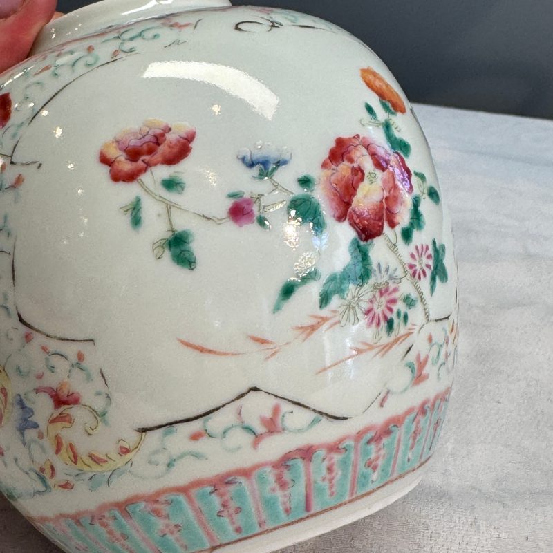 Three Chinese famille rose, verte and iron-red-decorated jars, one mounted as a lamp - 图37