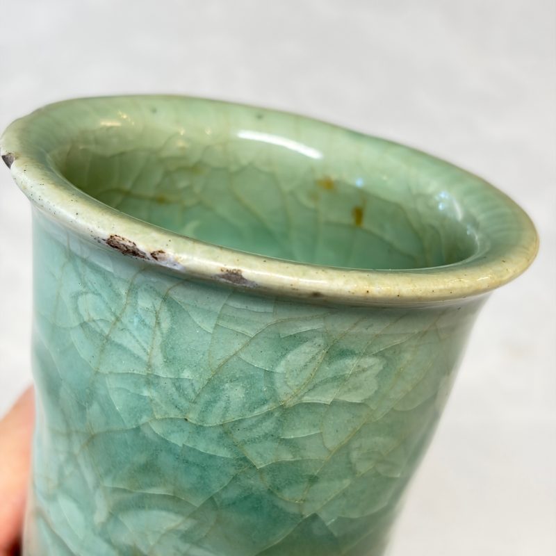 Two Chinese blue and white bowls, a plate, a celadon kendi and a vase - 图71