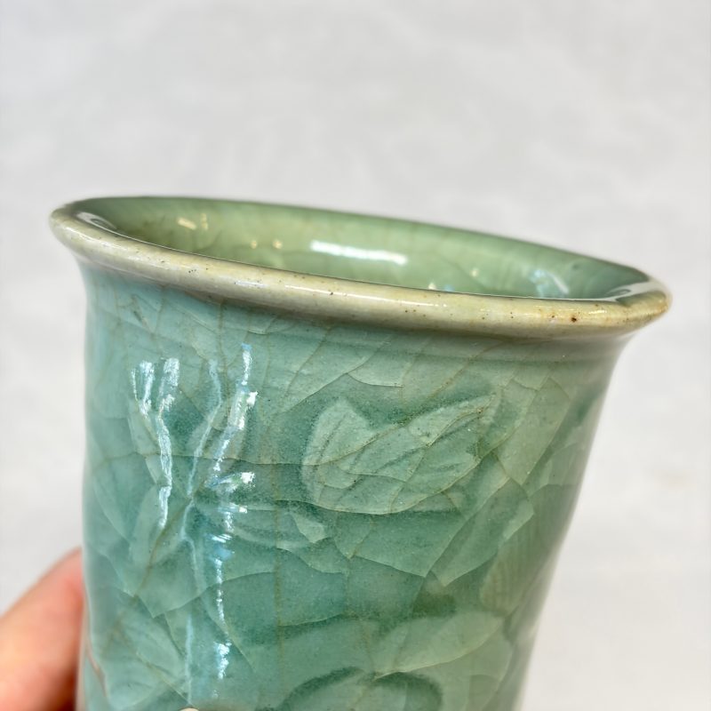 Two Chinese blue and white bowls, a plate, a celadon kendi and a vase - 图72