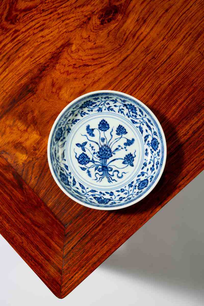 A Ming-style blue and white 'lotus bouquet' dish, Yongzheng mark and of the period (1723-1735) - 图2