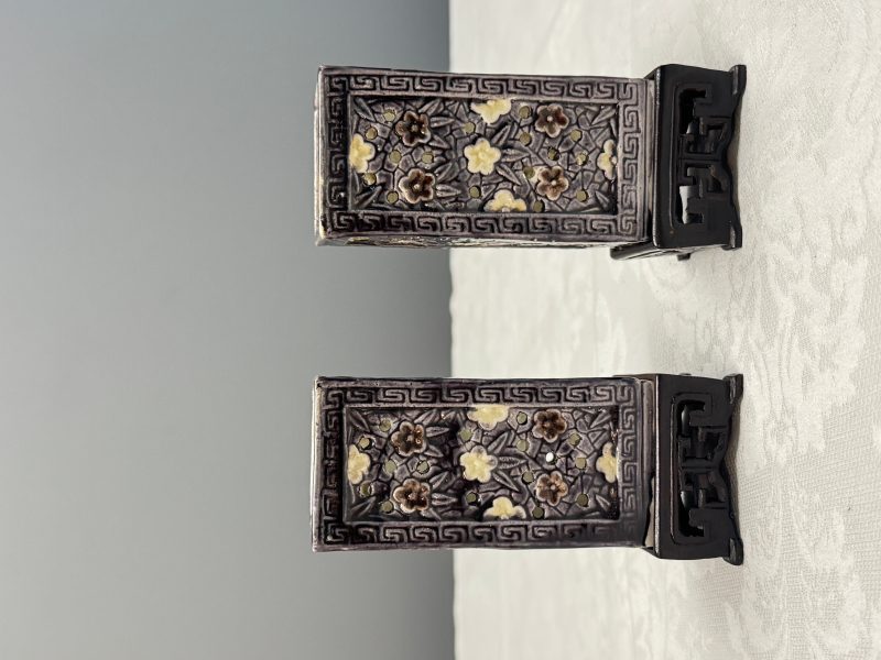 A pair of Chinese aubergine-glazed openworked square brush pots on later wooden stands - 图12