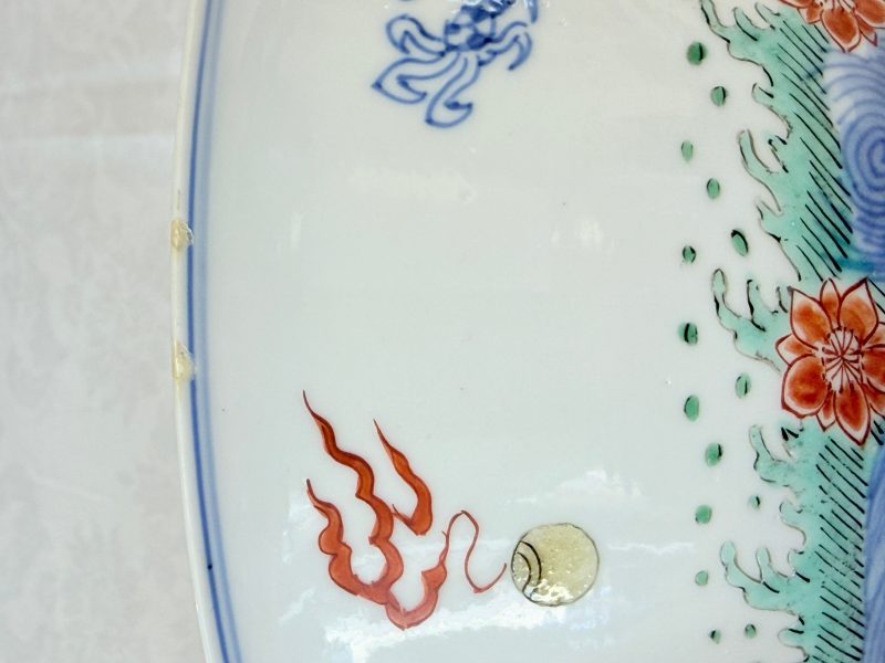 A Chinese famille verte 'Dragon' bowl on a later wooden stand - 图16