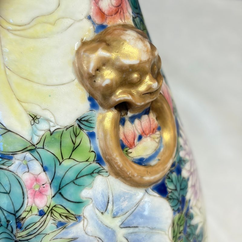 A pair of Chinese famille rose 'Millefleurs' vases with lion-head handles - 图14