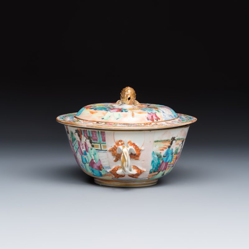 Four Chinese Canton famille rose vases and a covered bowl with figural design - 图11