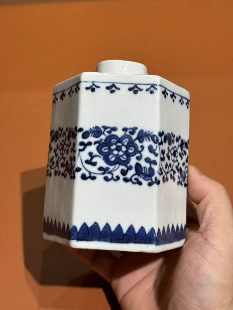 清乾隆 青花缠枝花卉纹六方茶叶罐 - 图2