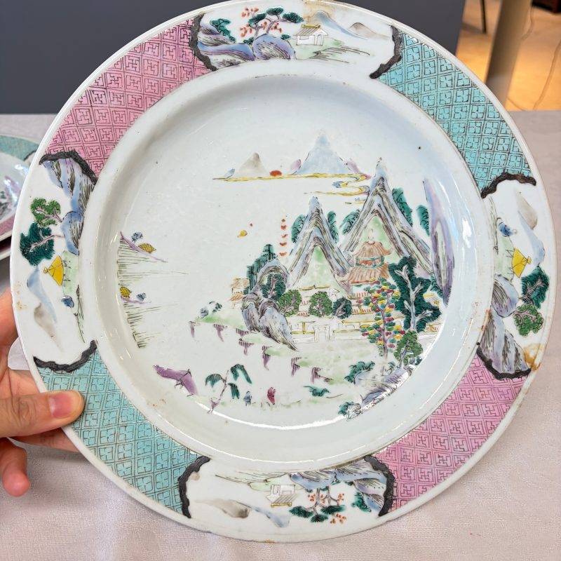 A collection of 13 Chinese famille rose 'Landscape' plates and dishes - 图139
