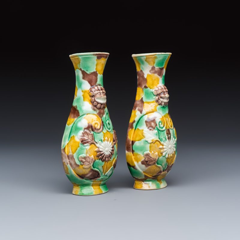 A pair of Chinese famille verte sancai biscuit wall pocket vases - 图1