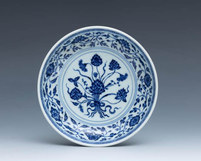 A Ming-style blue and white 'lotus bouquet' dish, Yongzheng mark and of the period (1723-1735) - 图3
