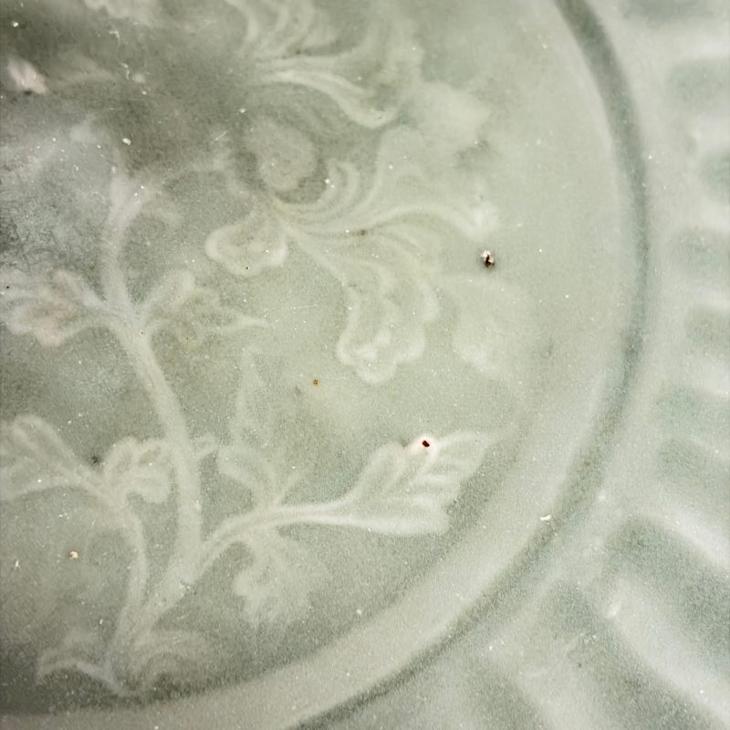 A Chinese Longquan celadon dish with incised floral design - 图9