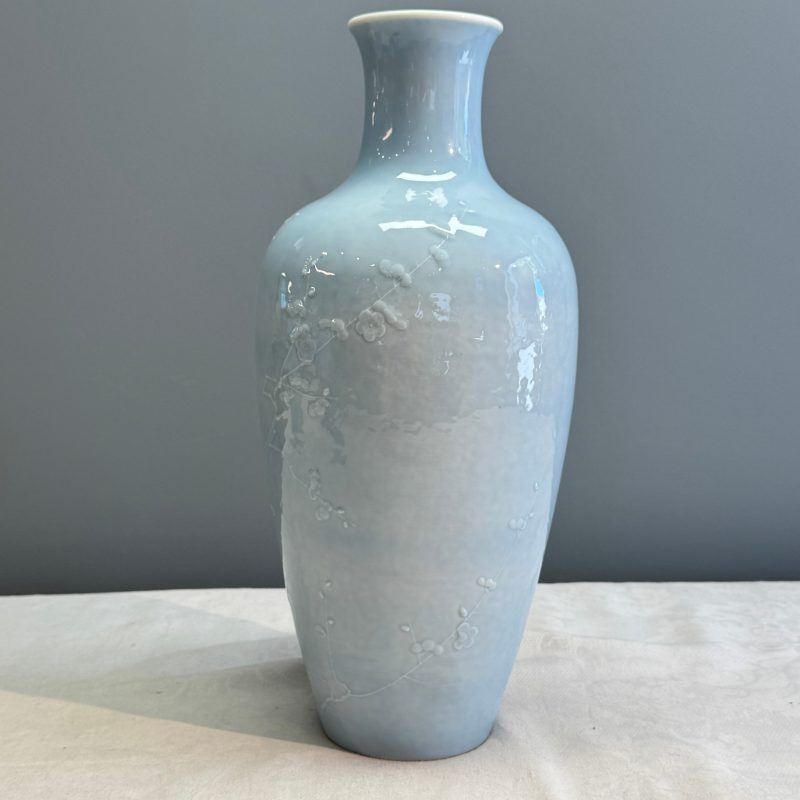 A Chinese claire-de-lune vase with floral relief design - 图11