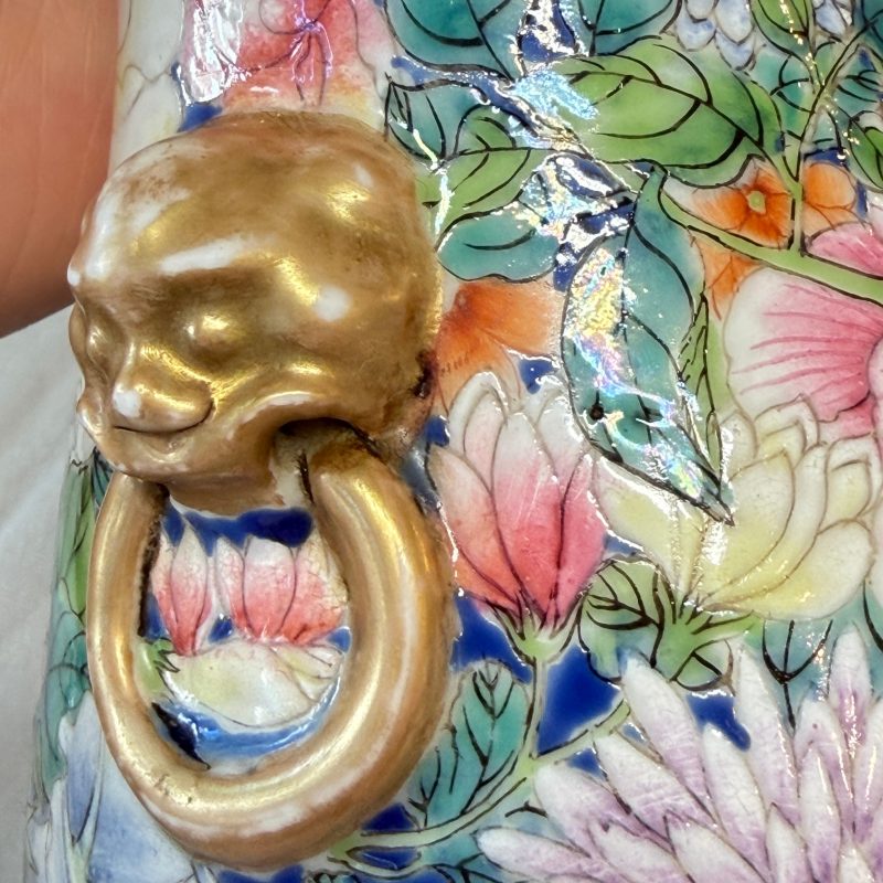 A pair of Chinese famille rose 'Millefleurs' vases with lion-head handles - 图17
