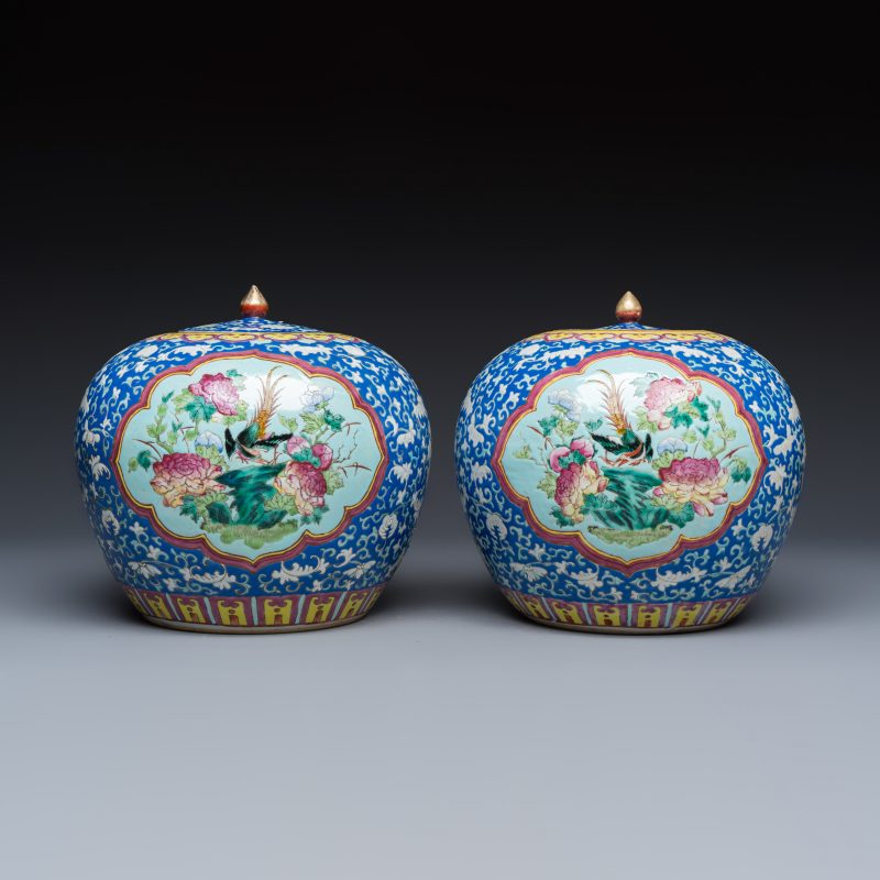A pair of Chinese famille rose 'Birds among Flowering Branches' jars and covers - 图4