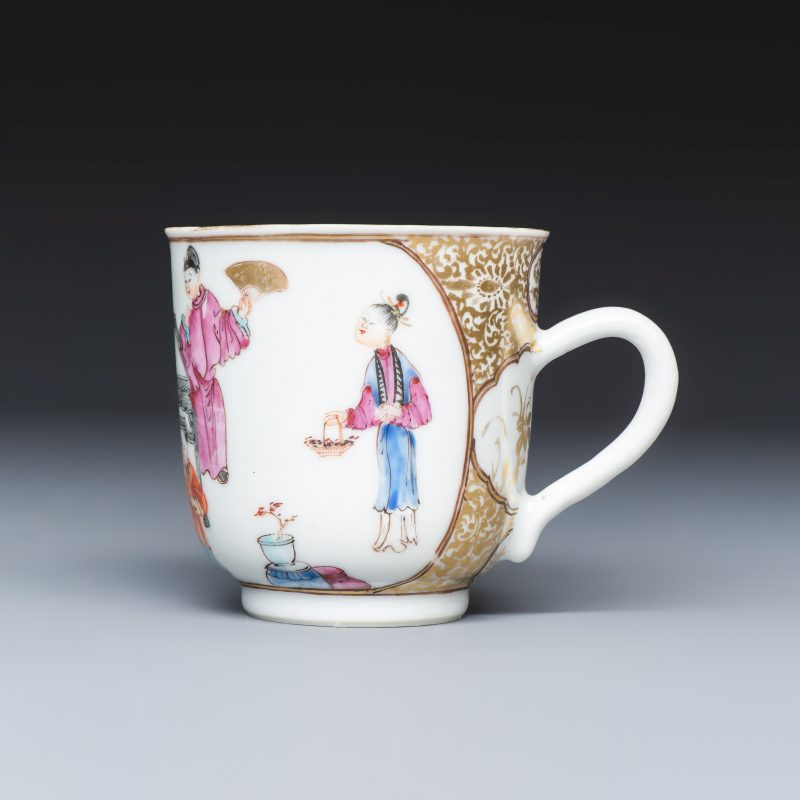 A Chinese famille rose gilt-decorated cup and saucer with figural design - 图4