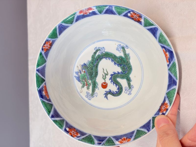 A Chinese famille verte 'Dragon' bowl on a later wooden stand - 图17
