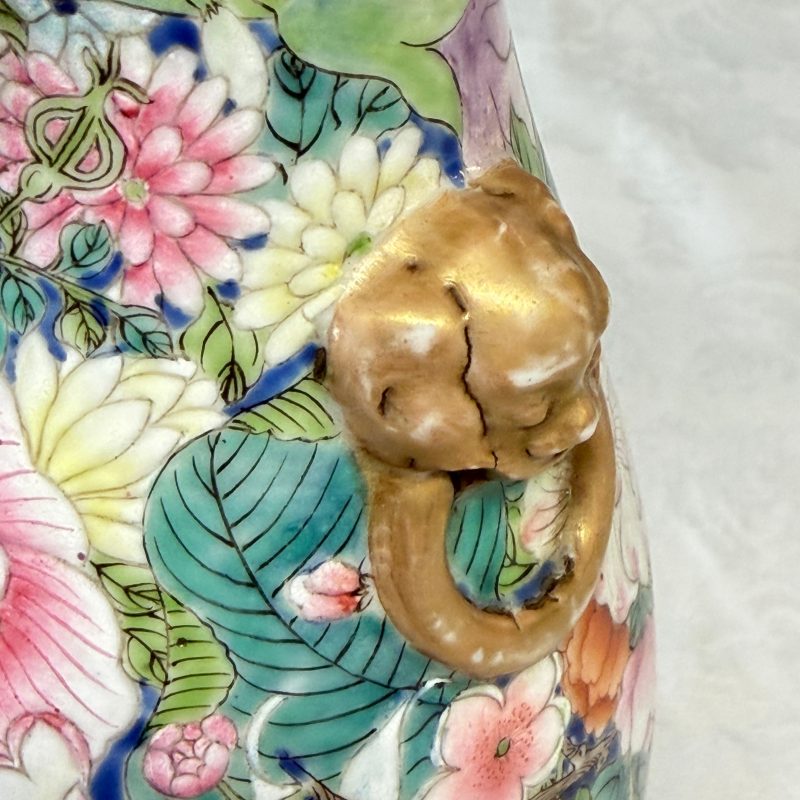 A pair of Chinese famille rose 'Millefleurs' vases with lion-head handles - 图15