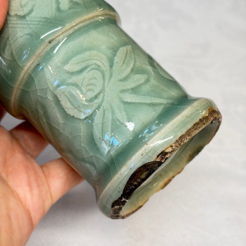Two Chinese blue and white bowls, a plate, a celadon kendi and a vase - 图75