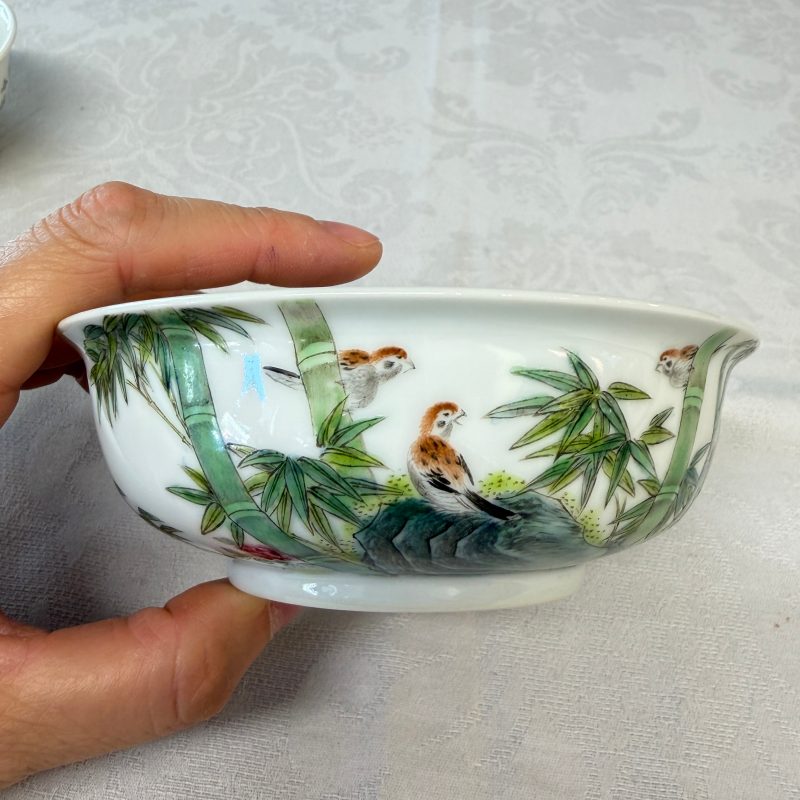 A pair of Chinese famille rose shallow bowls with birds among bamboo, and bats - 图18