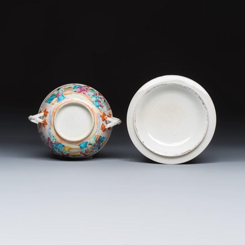 Four Chinese Canton famille rose vases and a covered bowl with figural design - 图14