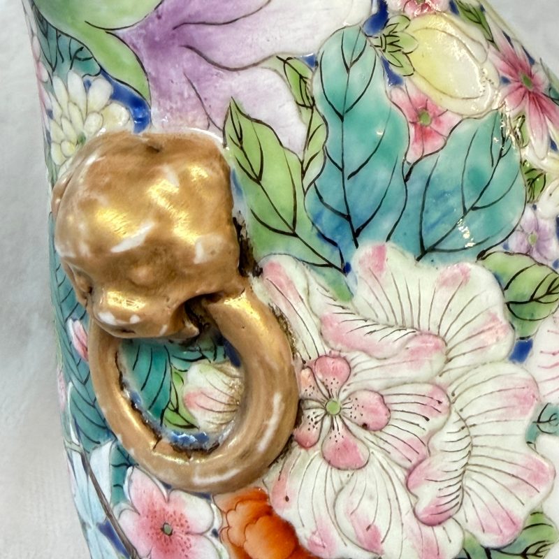 A pair of Chinese famille rose 'Millefleurs' vases with lion-head handles - 图16
