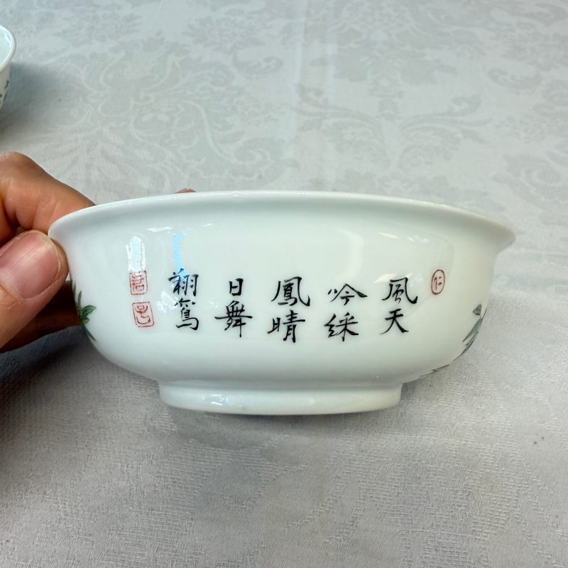 A pair of Chinese famille rose shallow bowls with birds among bamboo, and bats - 图19