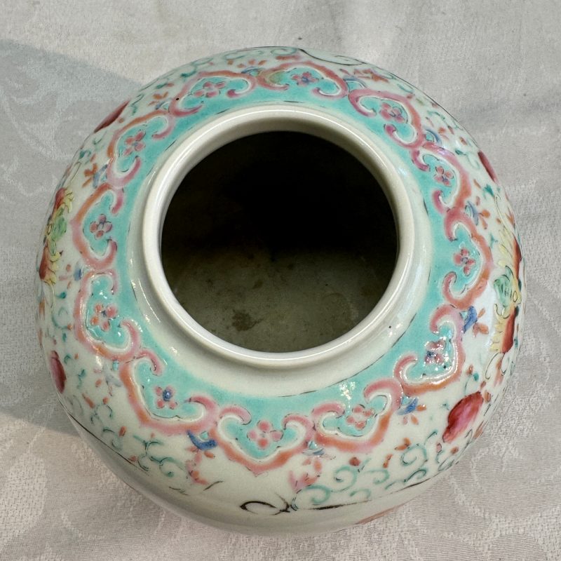 Three Chinese famille rose, verte and iron-red-decorated jars, one mounted as a lamp - 图40