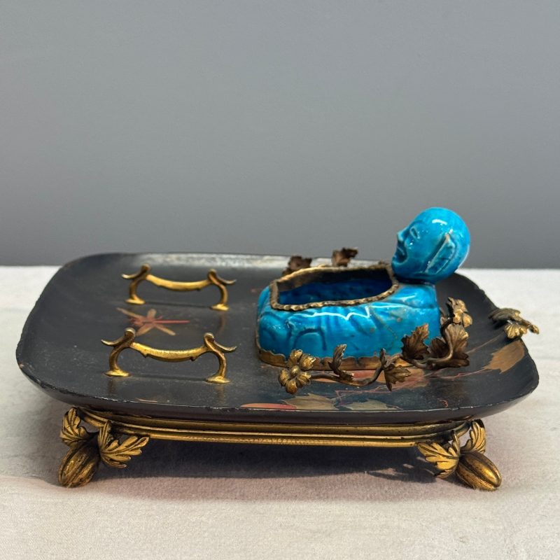 A French lacquered and gilt-bronze-mounted inkwell with a Chinese turquoise-glazed Buddha - 图13