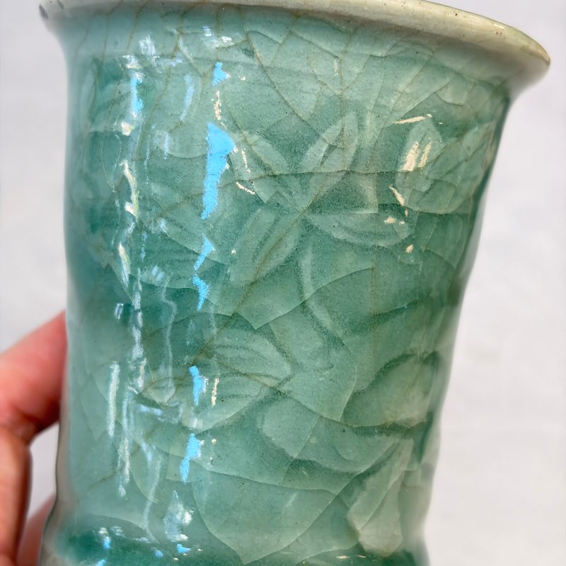 Two Chinese blue and white bowls, a plate, a celadon kendi and a vase - 图73