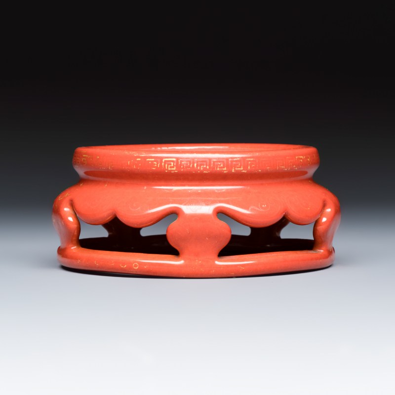 A Chinese gilt-decorated coral-red-glazed stand - 图2