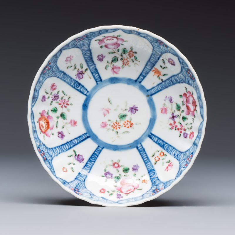 11 Chinese famille rose wares, one with gilt-bronze mounts - 图14