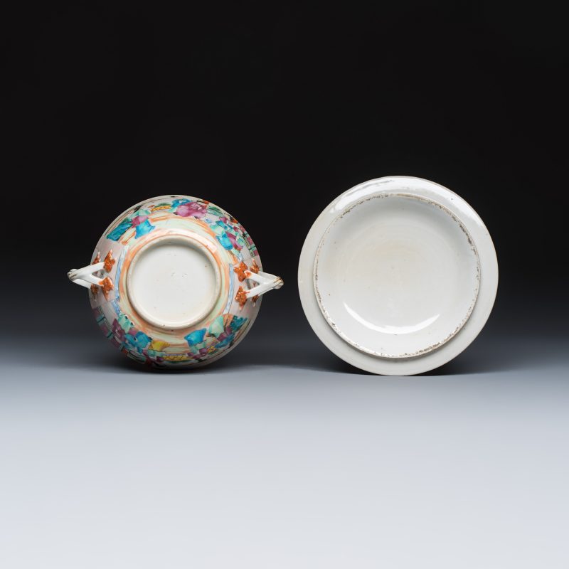 Four Chinese Canton famille rose vases and a covered bowl with figural design - 图15