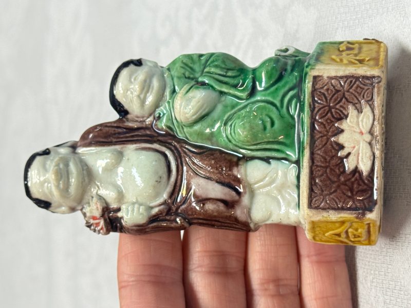A Chinese famille verte sancai biscuit model of a seated boy and a 'He He Er Xian' group - 图9