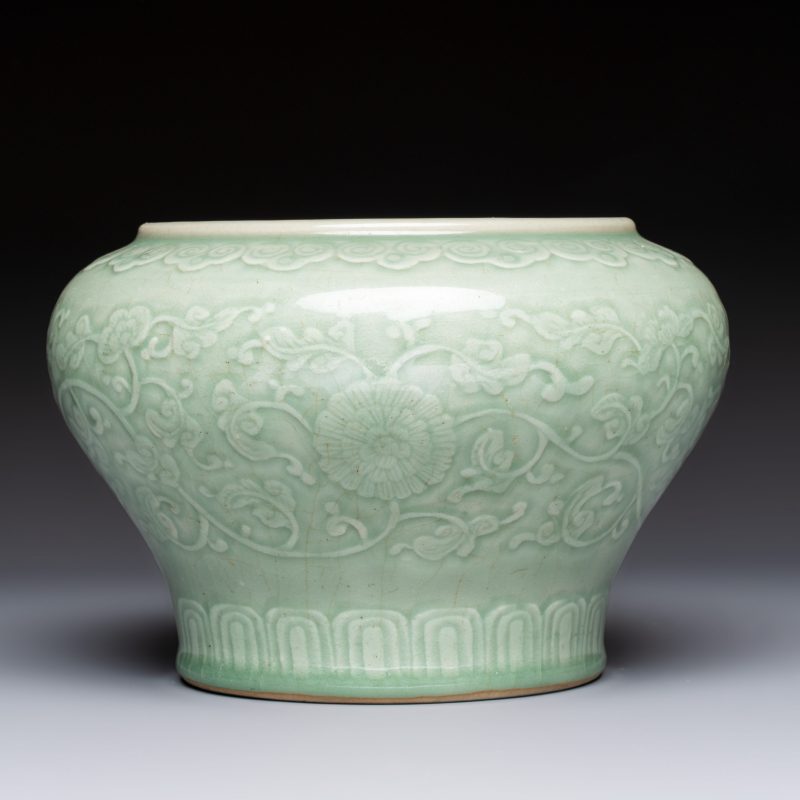 A Chinese celadon-glazed 'Flower Scroll' jar - 图5