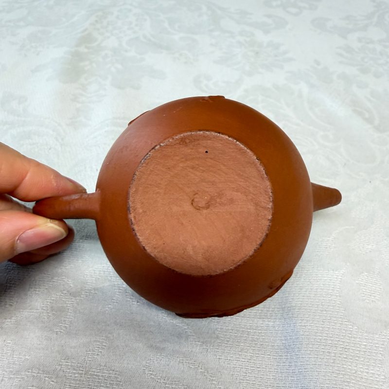 A Chinese Yixing stoneware teapot and cover with floral relief design - 图15