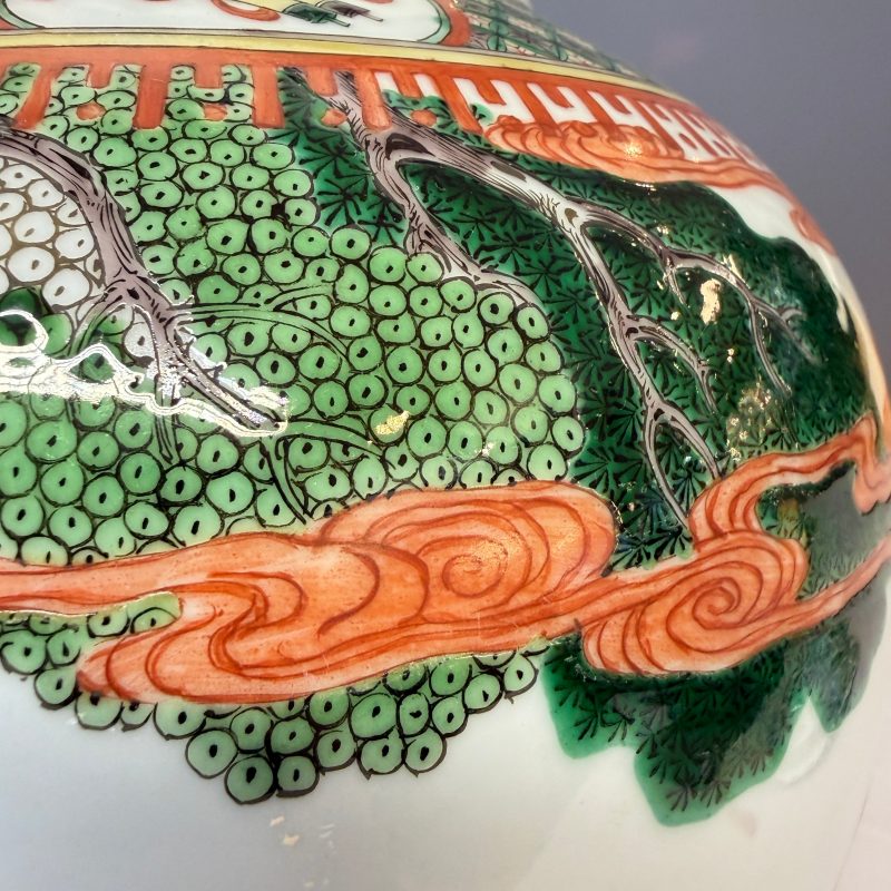 A Chinese famille verte 'Scholars and Court Ladies' baluster vase and cover - 图18