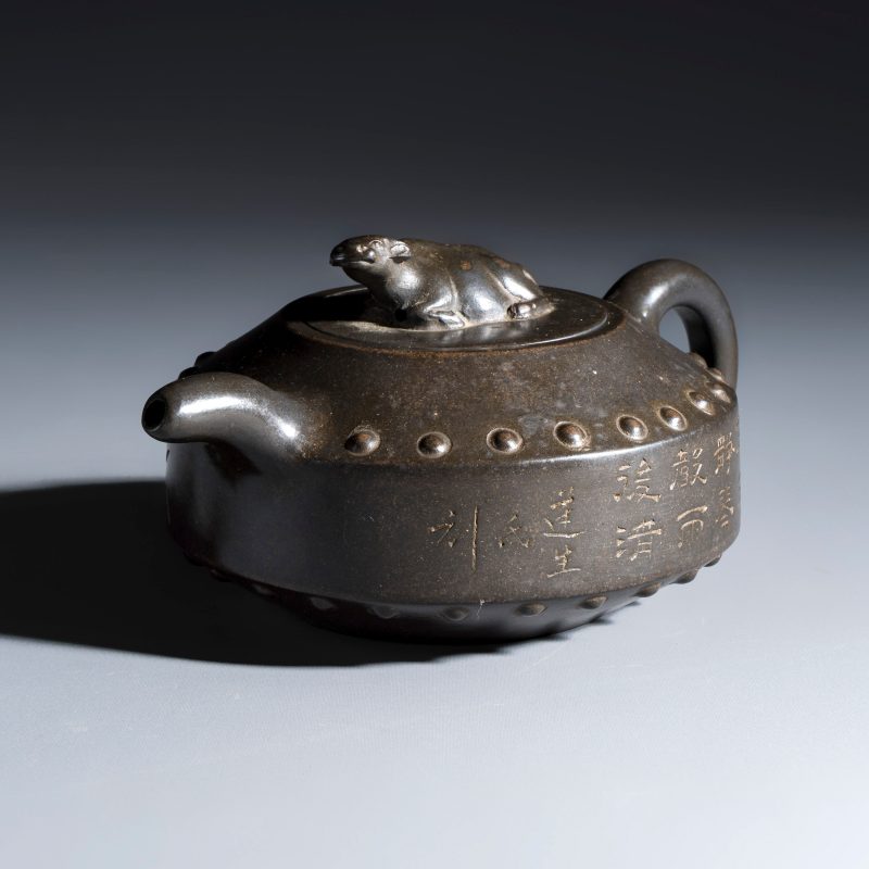 A Chinese inscribed Yixing stoneware teapot with a buffalo finial - 图1