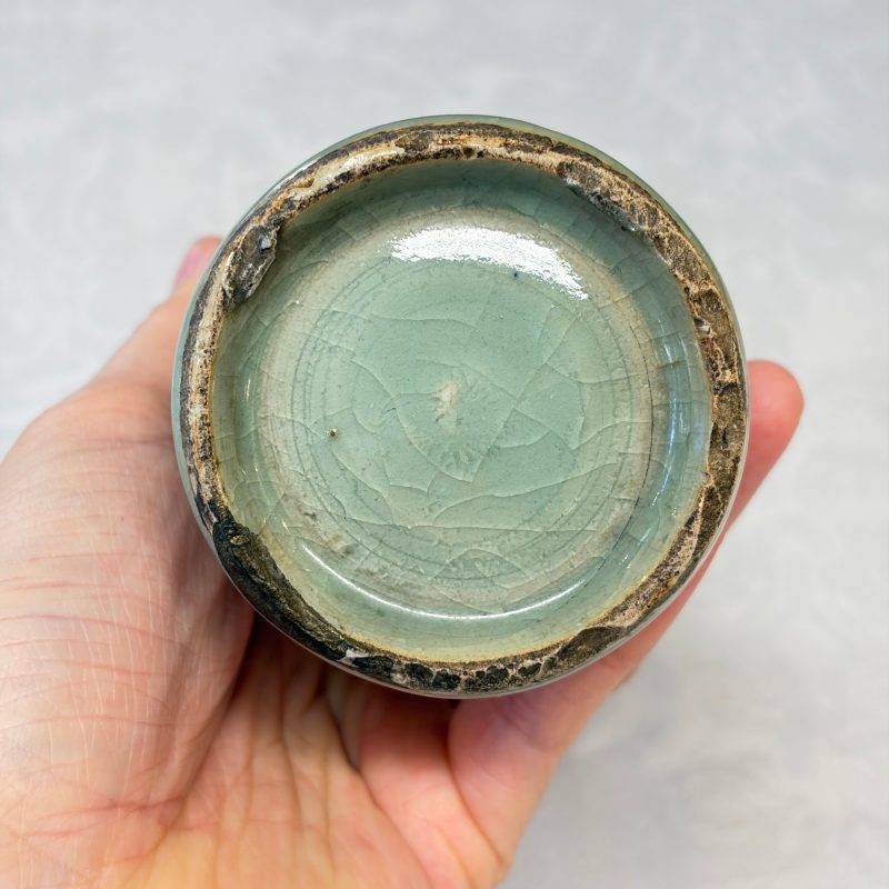 Two Chinese blue and white bowls, a plate, a celadon kendi and a vase - 图77