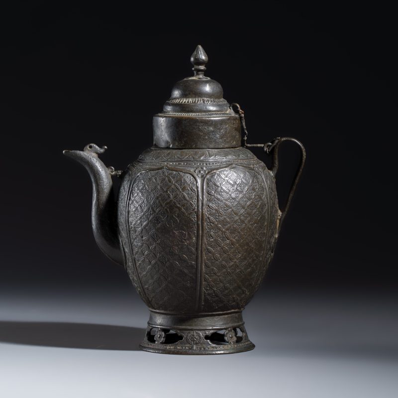 A Vietnamese bronze ewer and cover - 图2